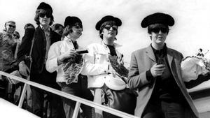 The Beatles a su llegada al aeropuerto de Barcelona en julio de 1965.
