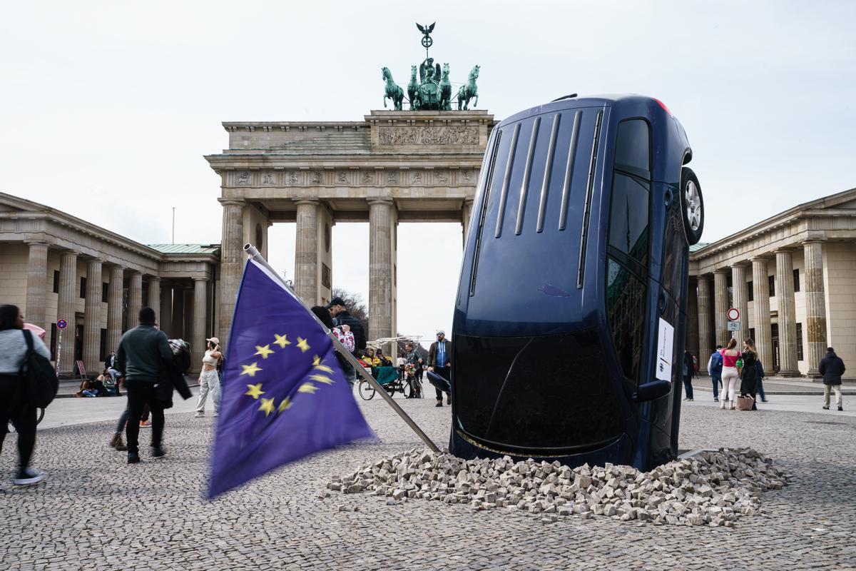 Berlin (Germany), 22/03/2023.- A Greenpeace installation shows an SUV that crashed into the ground before the Brandenburg Gate, as part of a protest against the German blockade of a European phase-out of combustion engines, in Berlin, Germany, 22 March 2023. (Protestas, Alemania) EFE/EPA/CLEMENS BILAN