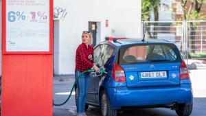 Una mujer reposta combustible en una gasolinera, en una imagen de archivo.