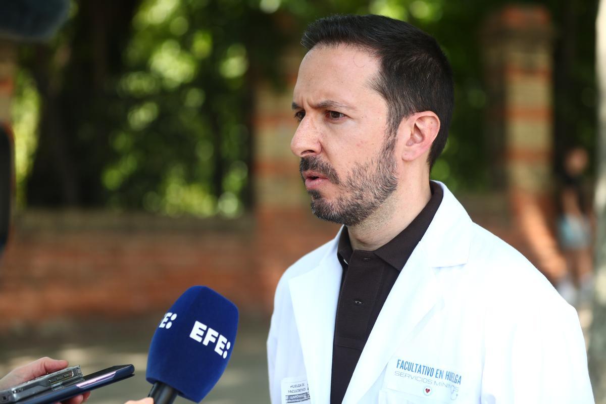 El portavoz de la Plataforma de Médicos y Facultativos no fijos de Madrid, Luis Aguilar, atiende a los medios. 