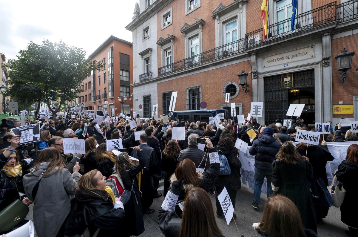 Un grupo de Letrados de la Administración de Justicia se manifestó durante la primera jornada de la huelga indefinida que empezó el pasado 24 de enero.