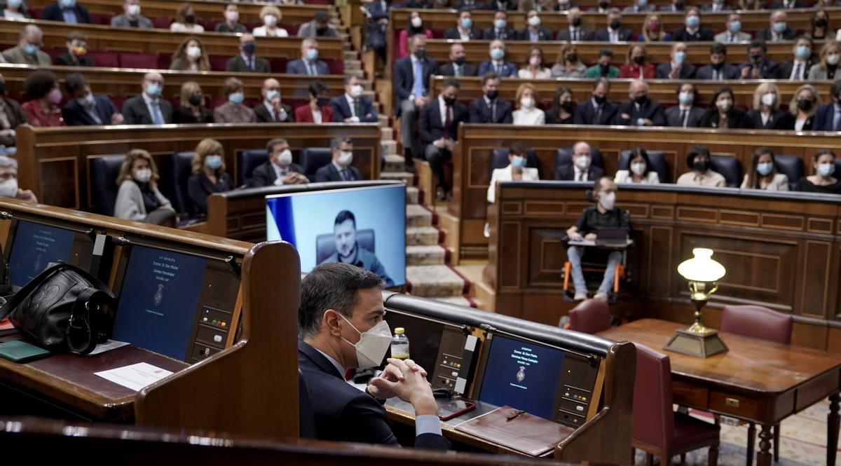 Sánchez, a Zelenski en el Congreso: "El suyo es un ejemplo de dignidad y resistencia"