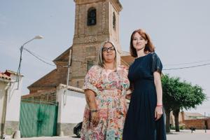Celia Rodríguez Zapata y Diana López, en las listas del PSOE, posan ante la iglesia de Los Cerralbos.