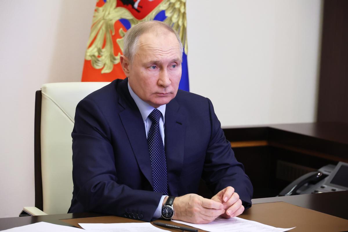 El presidente ruso, Vladimir Putin, preside una reunión a través de una videoconferencia en la residencia estatal de Novo-Ogaryovo, en las afueras Moscú este 1 de febrero. EFE/EPA/MIKHAEL KLIMENTYEV / SPUTNIK / KREMLIN POOL