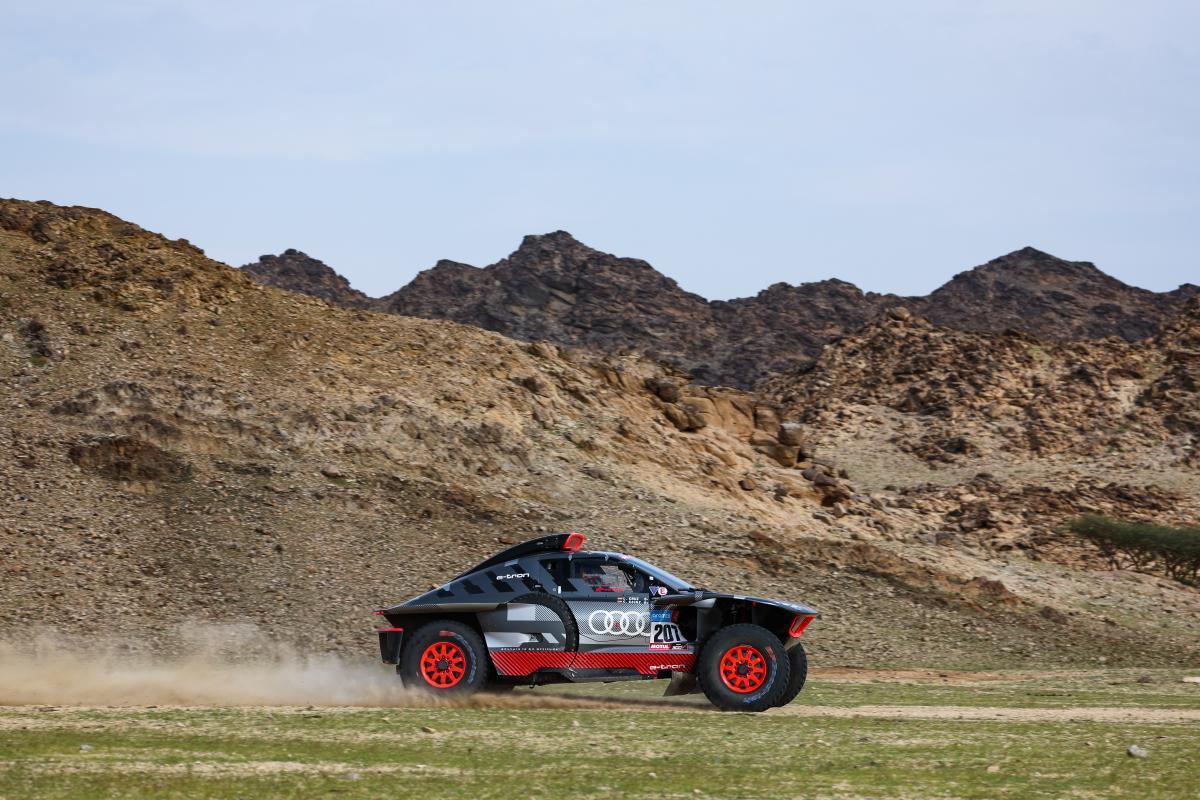 Carlos Sainz y Lucas Cruz, del Team Audi Sport, a bordo del Audi RS Q e-tron E2 en la primera etapa del Dakar.