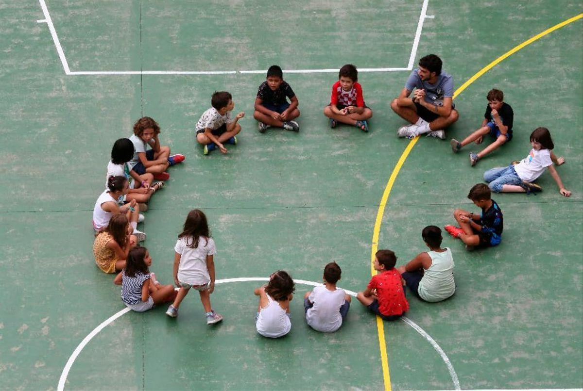 Un grupo de alumnos realizan una actividad extraescolar, en un colegio de Barcelona.