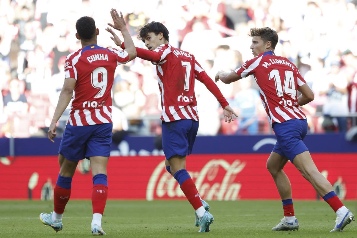 Joao Félix celebra con Matheus Cunha y Marcos Llorente su gol en el Atlético 1 - 1 Espanyol.