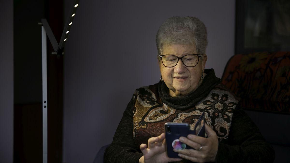 Una persona mayor consulta su teléfono móvil. Una persona mayor consulta su teléfono móvil.