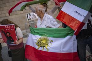 Un hombre durante una concentración para defender los derechos de la mujer en Irán.