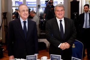 El presidente del Real Madrid, Florentino Pérez, junto al presidente del Fútbol Club Barcelona, Joan Laporta.