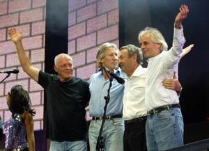 El grupo Pink Floyd, reunido por primera vez después de veinte años en el concierto Live 8, en Londres, en 2005. David Gilmour es el primero por la izda., y Roger Waters el segundo. 