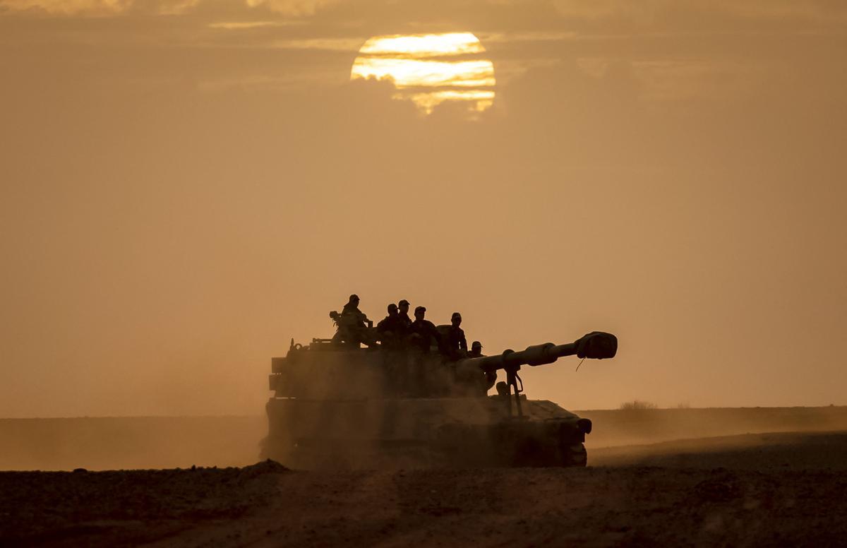 Un tanque de las Fuerzas Armadas Reales de Marruecos conduce sobre la región de Grier Labouihi en Agadir, al sur de Marruecos, el 21 de junio de 2022 durante las maniobras African Lion 2022.