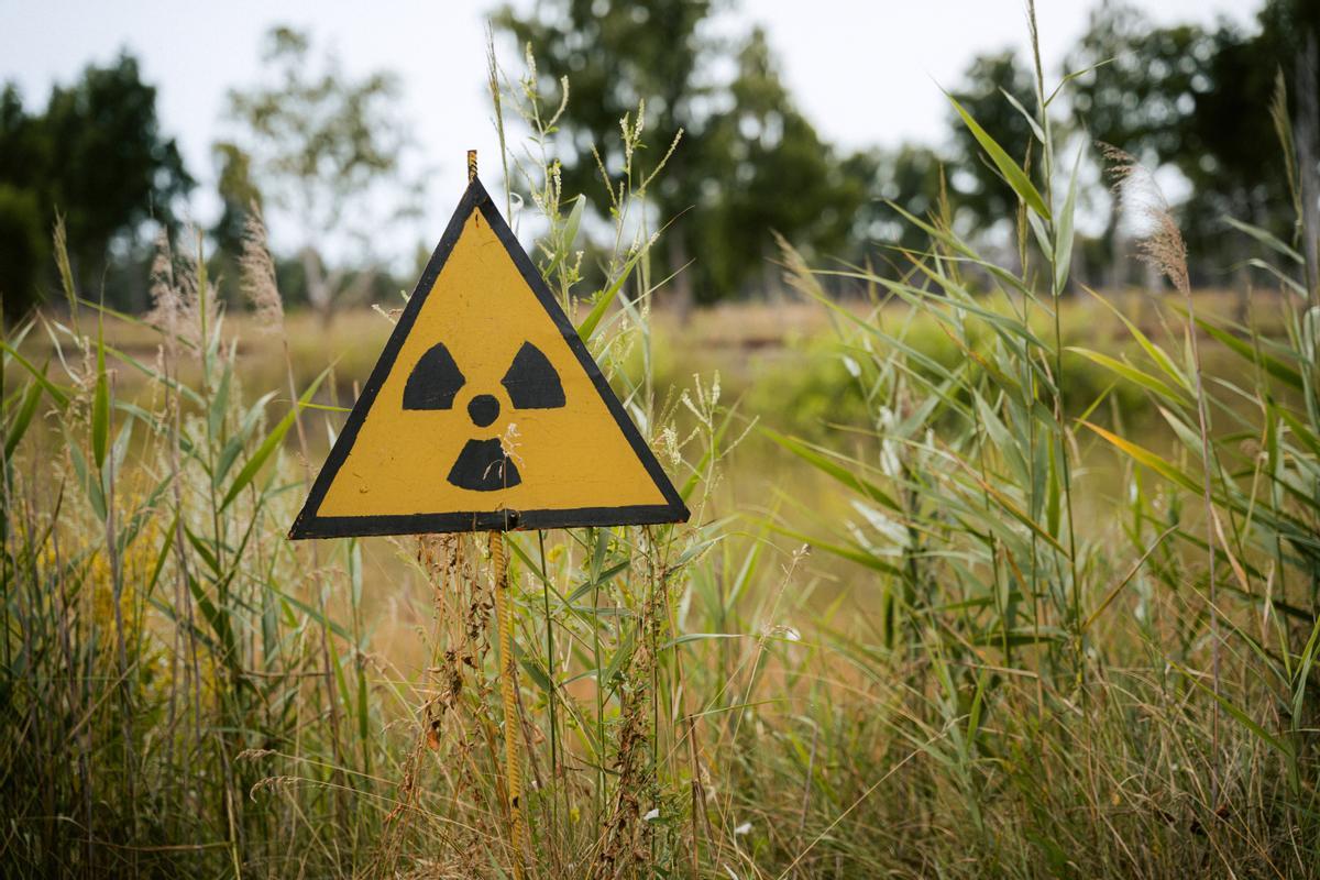 Señal de peligro en el entorno de una central nuclear. 