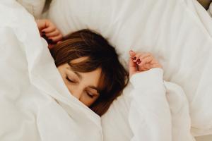 Adiós al insomnio: Cómo volver a dormir a pierna con los consejos del especialista