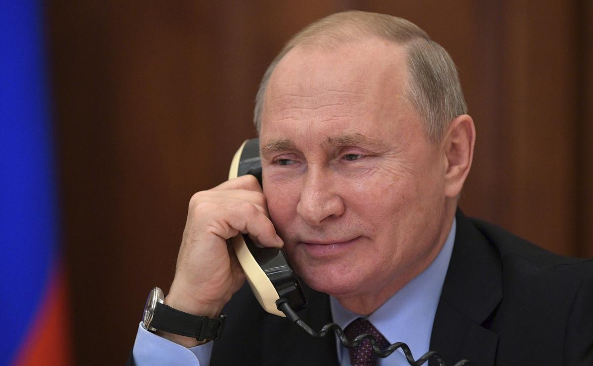El presidente ruso, Vladímir Putin, hablando por teléfono.