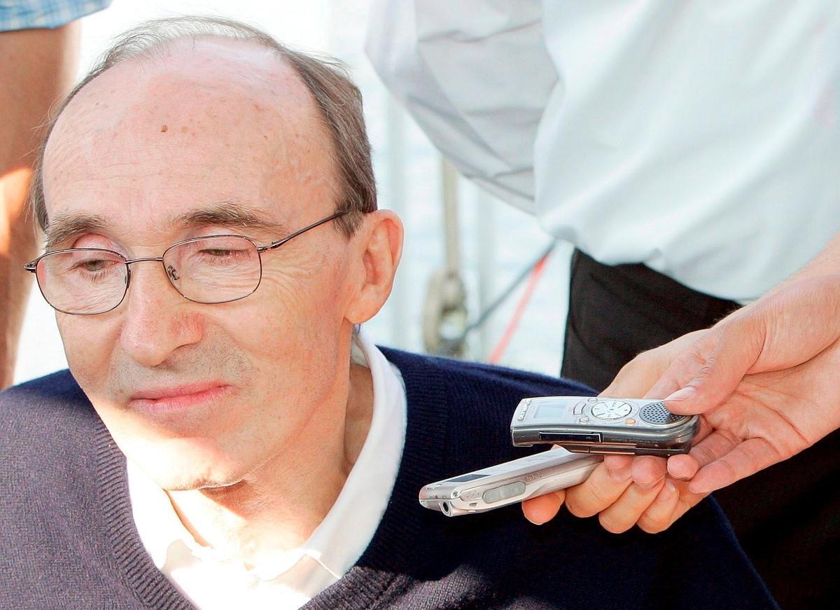 Montreal (Canada), 11/06/2005.- (FILE) - BMW-Williams managing director British Frank Williams talk to journalists at the Canadian race track Gilles Villeneuve in Montreal, Canada, 11 June 2005 (re-issued on 28 November 2021). Sir Frank Williams has died at the age of 79, the Williams Racing Formula 1 team confirmed on 28 November 2021. The Williams team was founded by Sir Frank Williams more than 40 years ago. (Fórmula Uno) EFE/EPA/Kerim Okten *** Local Caption *** 56315856