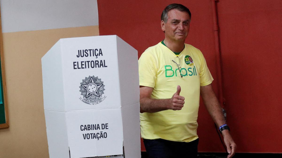 El presidente de Brasil, Jair Bolsonaro, acude a votar.