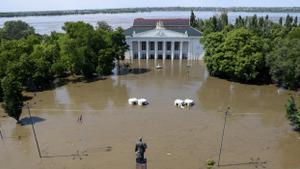 La casa de la cultura de Nova Kajovka, inundada tras la destrucción de la presa.