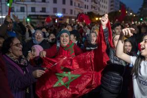 Rabat (Morocco), 10/12/2022.- Fans celebrate after Morocco won the FIFA World Cup 2022 quarter final match between Morocco and Portugal, Rabat, Morocco, 10 December 2022. (Mundial de Fútbol, Marruecos) EFE/EPA/JALAL MORCHIDI