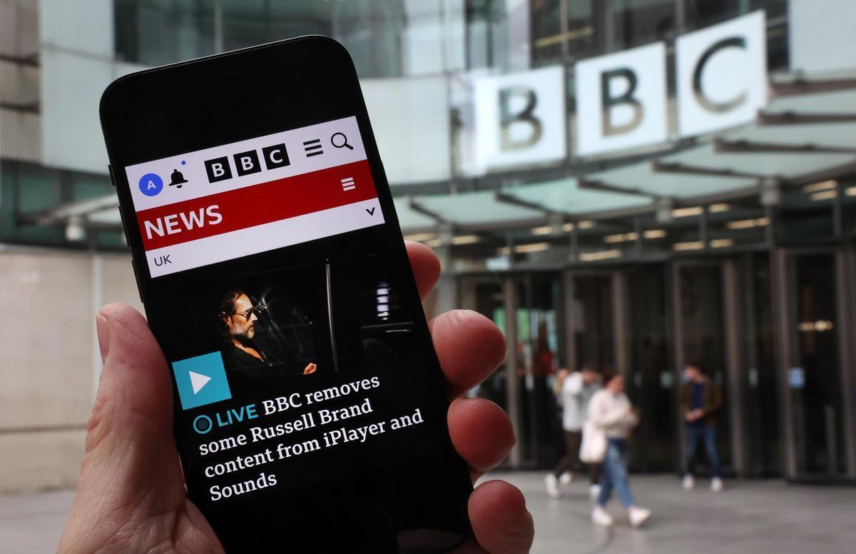 La BBC elimina el contenido de Russell Brand de sus plataformas digitales.