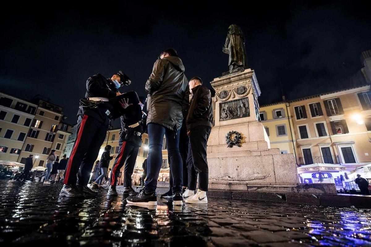 La policía italiana hace comprobaciones durante la vida nocturna de Roma el pasado viernes.