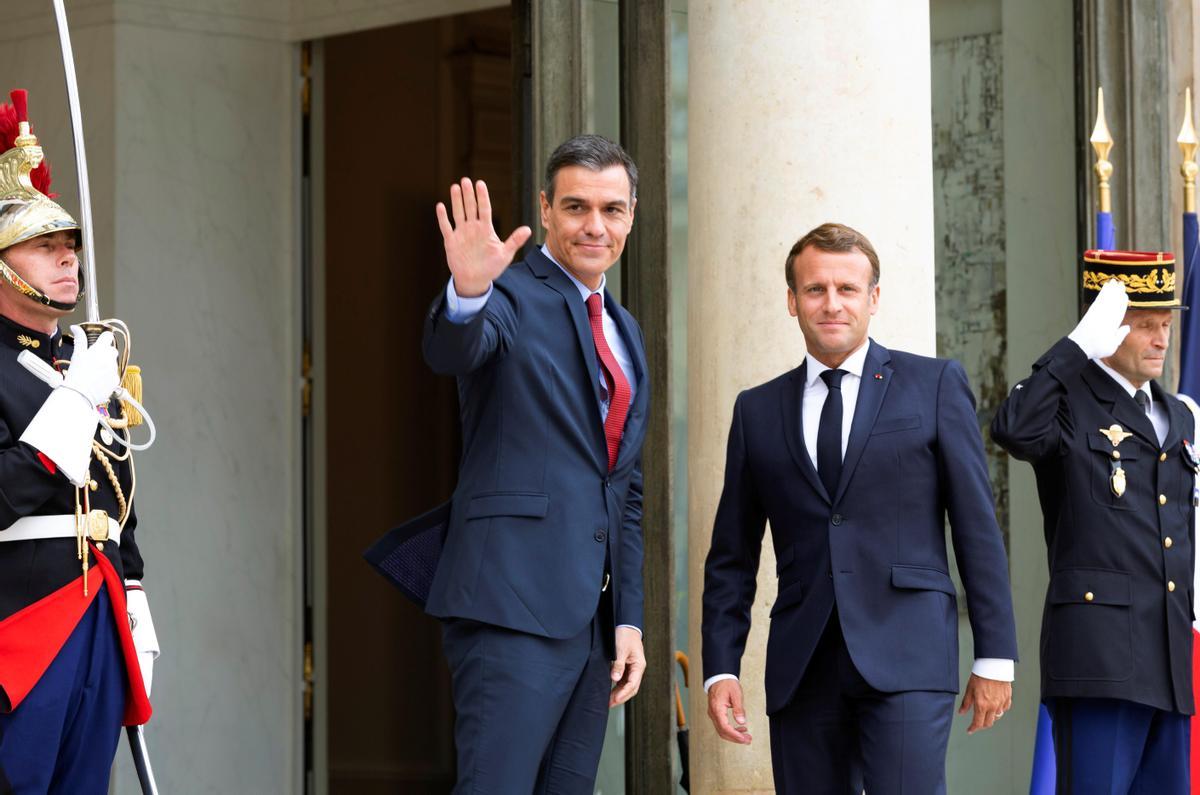 El presidente del Gobierno, Pedro Sánchez, junto al jefe de Estado de Francia, Emmanuel Macron, durante un encuentro en París en 2020.