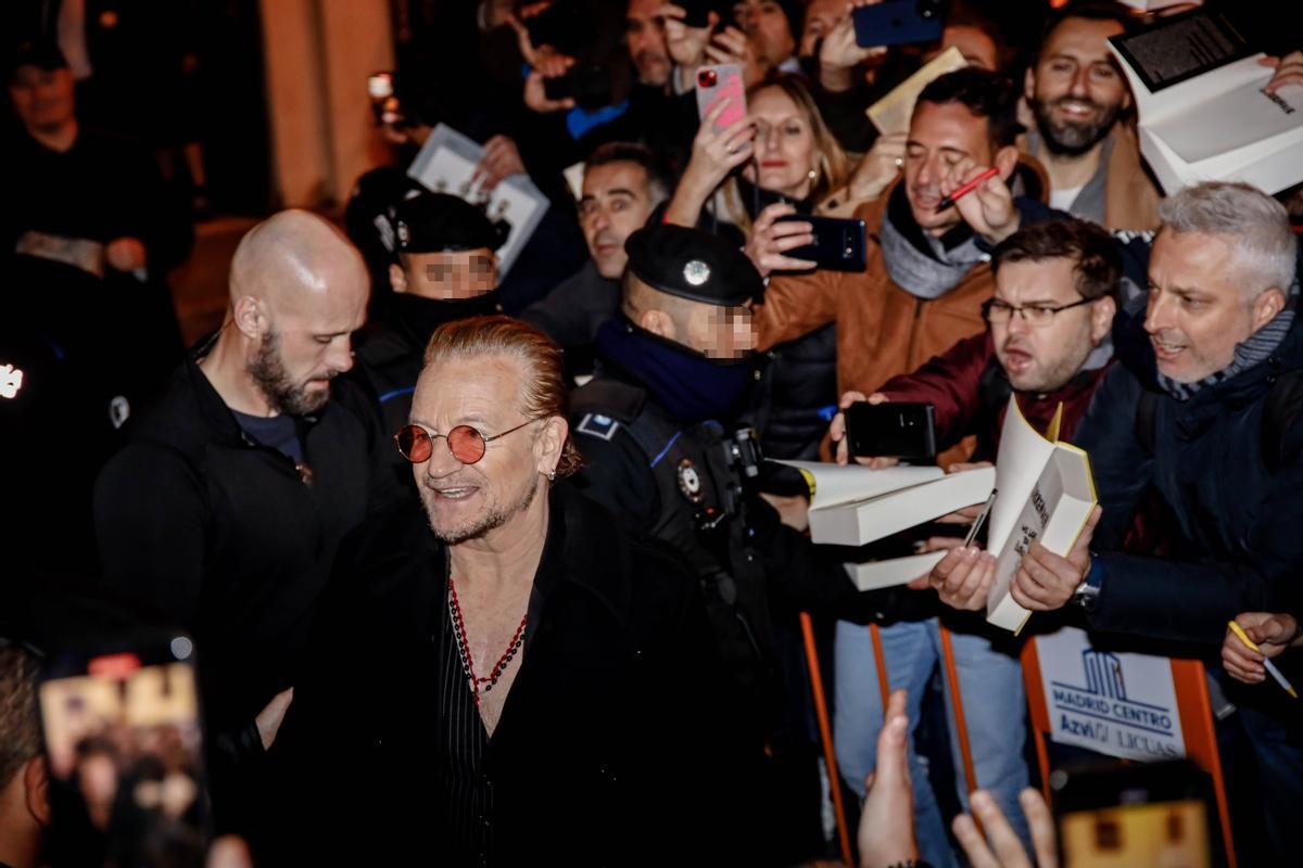 El cantante Paul David Hewson, conocido como Bono, a su llegada al Teatro Coliseum.