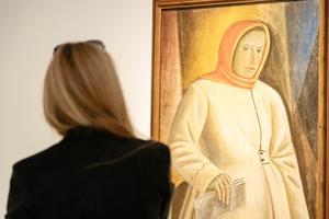 Una mujer observa una de las obras de la exposición ‘En el ojo del huracán’, en el Museo Nacional Thyssen-Bornemisza