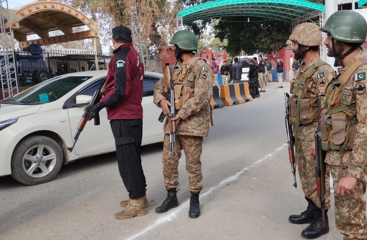 El ejército de Pakistán hace guardia cerca de la mezquita en Peshawar. EFE/EPA/BILAWAL ARBAB