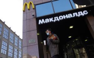 Un hombre sale de un McDonald’s de Moscú antes de que la compañía se uniera al boicot empresarial y traspasara todos sus restaurantes en el país.