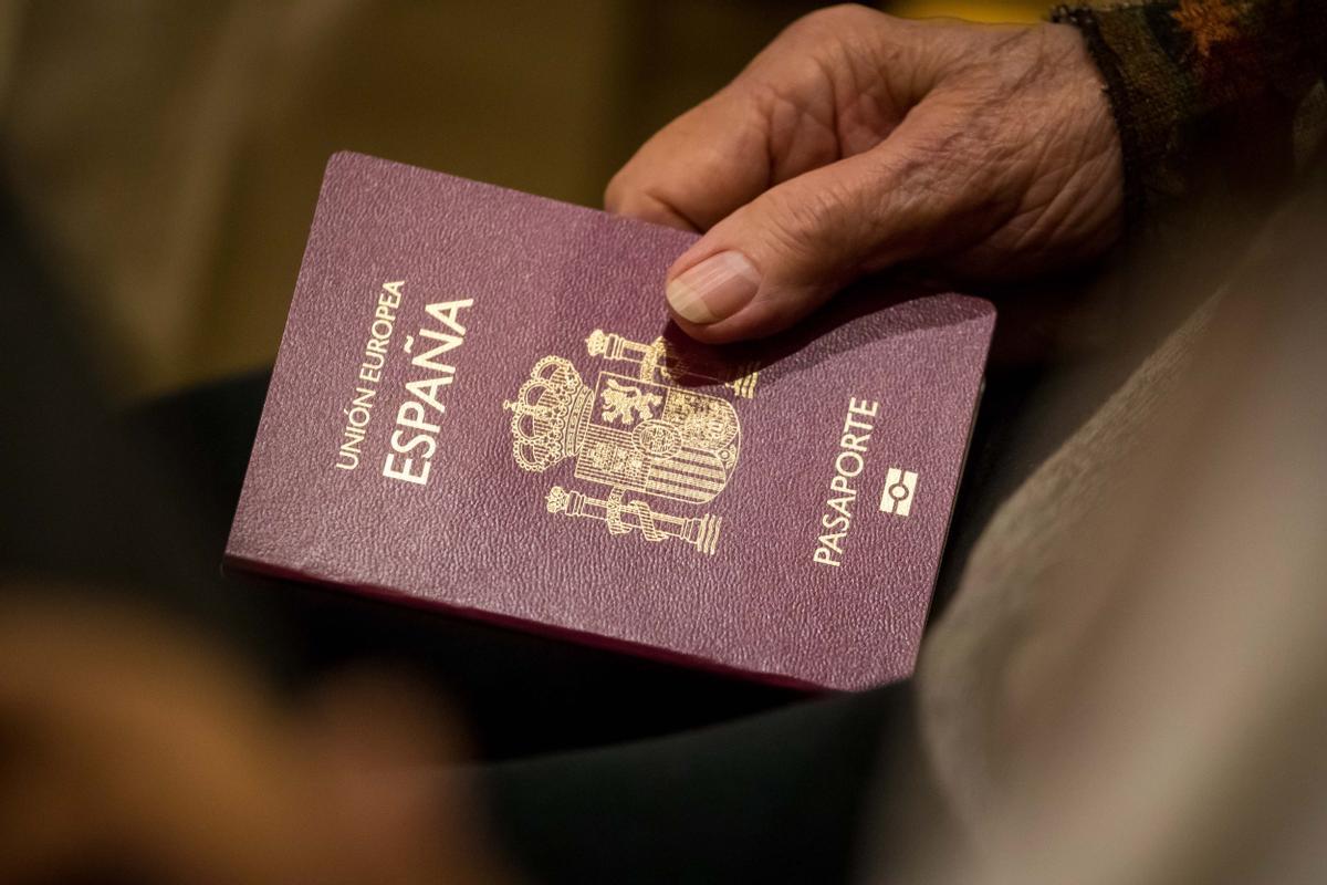 Una mujer sujeta un pasaporte español.
