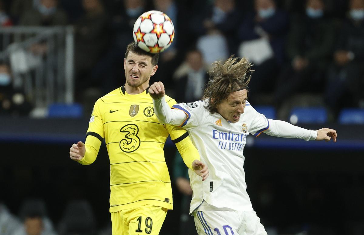 Mason Mount disputa un balón con Luka Modric en el Real Madrid - Chelsea de la pasada temporada.