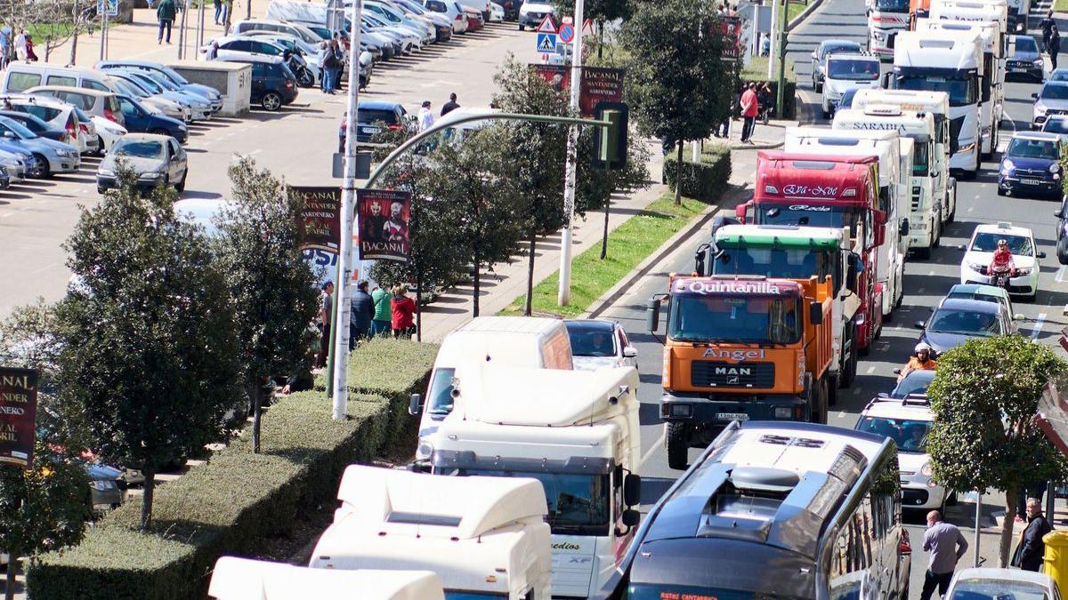 Varios camiones participan en una marcha convocada desde el polígono de Raos hasta el Centro Botín, durante el undécimo día de paro nacional de transportistas.