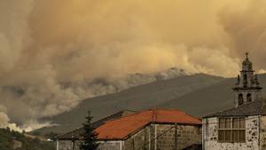 Alerta máxima en los montes de Ourense por la proximidad del fuego a las viviendas