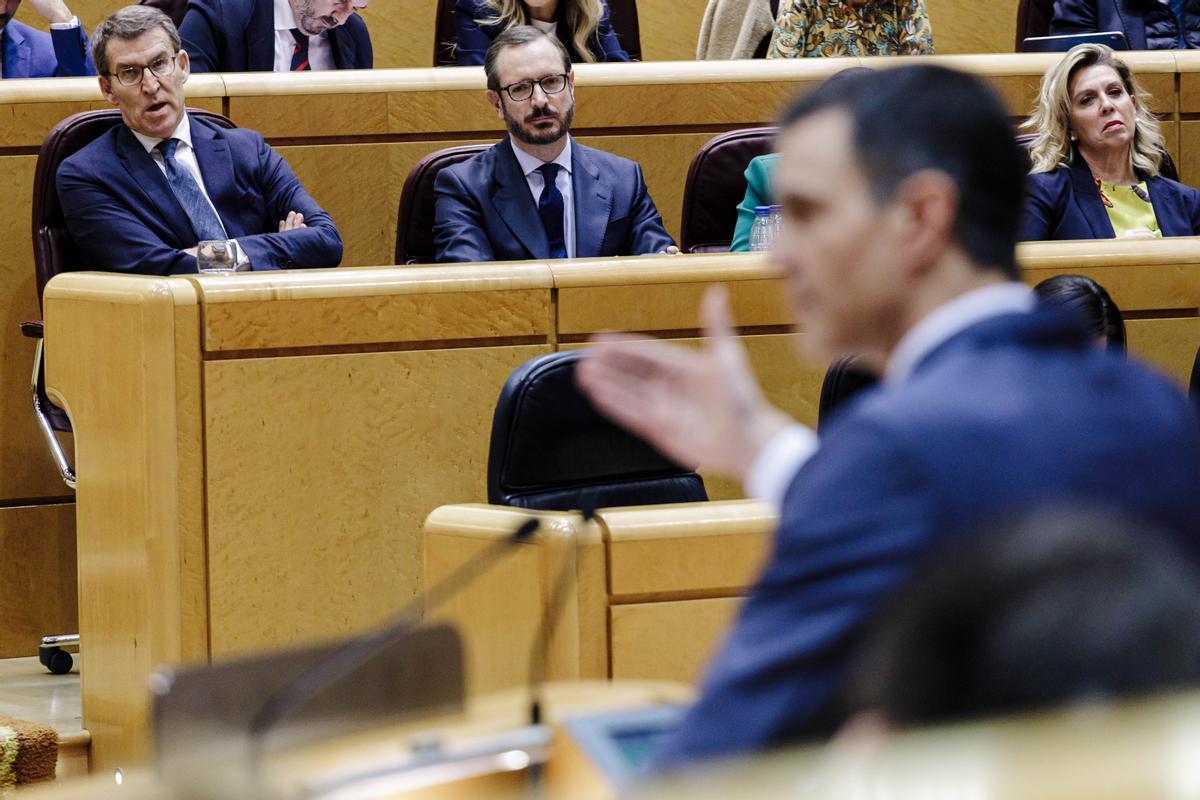 El presidente del Gobierno, Pedro Sánchez, y el líder del PP, Alberto Núñez Feijóo, en un debate en el Senado.