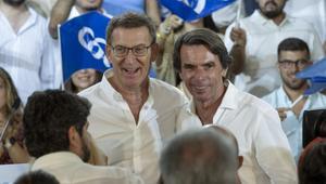Alberto Núñez Feijóo y José María Aznar durante un acto de la campaña electoral del 23J en Murcia.