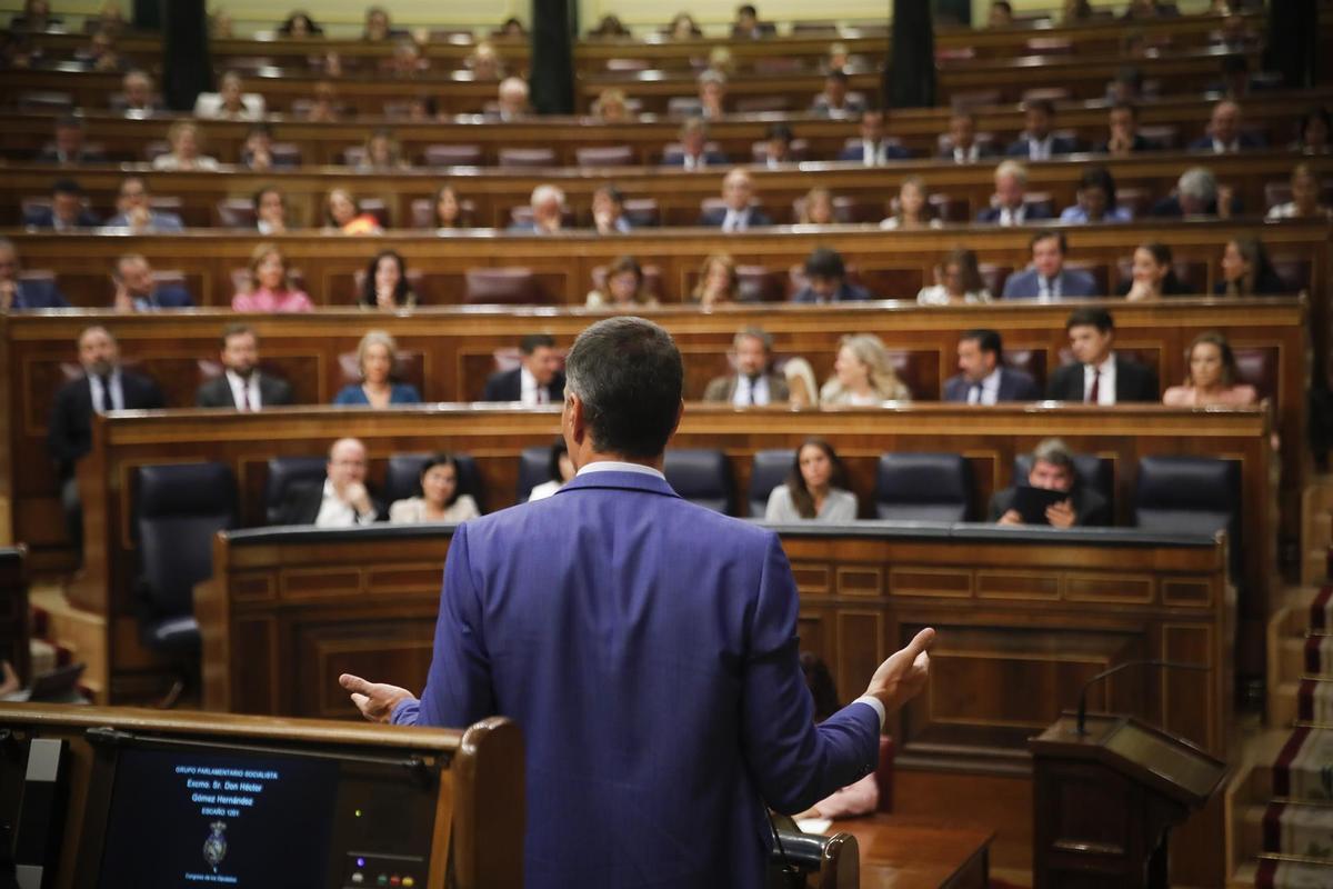 Pedro Sánchez, en el hemiciclo del Congreso, ante la bancada del PP