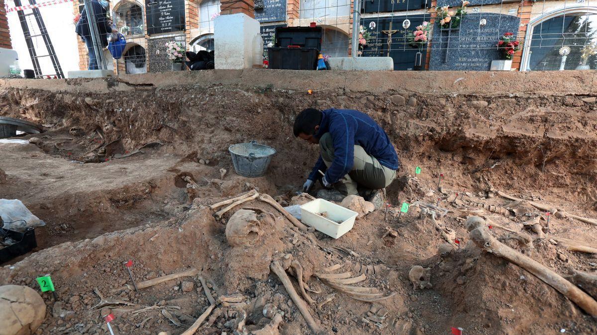 Un arqueólogo trabaja en la exhumación de esqueletos en la fosa de Belchite.