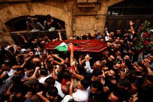 El Ejército israelí ataca a los asistentes al funeral en Jerusalén de la periodista de Al Jazeera asesinada