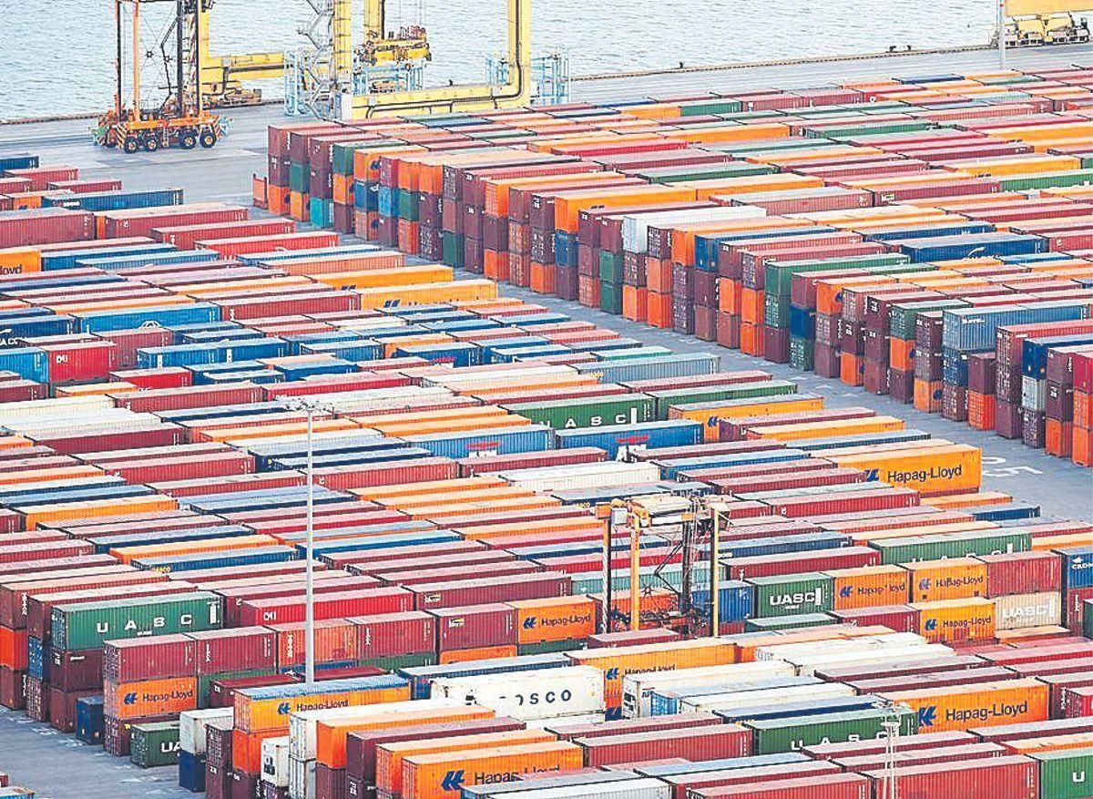 El INE rebaja al 0,2% el crecimiento de la economía española en el primer trimestre El INE rebaja al 0,2% el crecimiento de la economía española en el primer trimestre