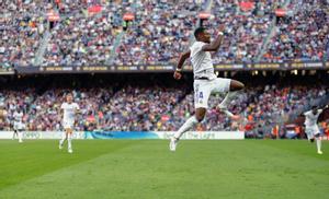 El Real Madrid noquea al Barça y se lleva el primer Clásico postMessi