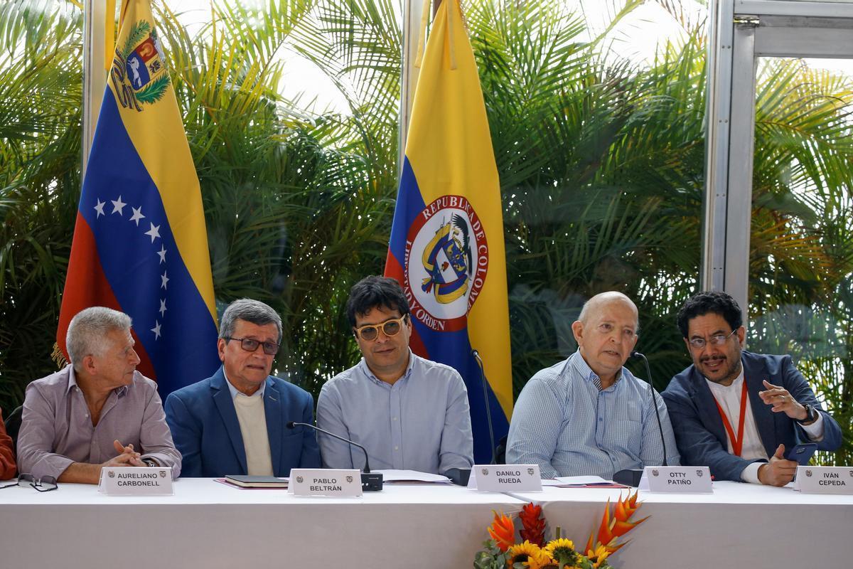Delegaciones del Gobierno de Colombia y de la guerrilla del ELN durante la rueda de prensa ofrecida este lunes en Caracas.