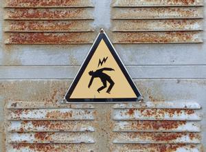 Cartel de peligro en una instalación de la red eléctrica de alta tensión. 