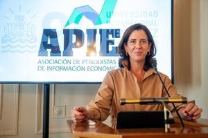 Alejandra Kindelán, presidenta de la AEB, durante su intervención en un curso organizado por la APIE en la Universidad Menéndez Pelayo de Santander.