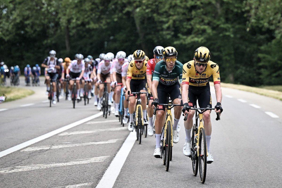 El Jumbo tira del pelotón durante la sexta etapa del Dauphiné. El Jumbo tira del pelotón durante la sexta etapa del Dauphiné.