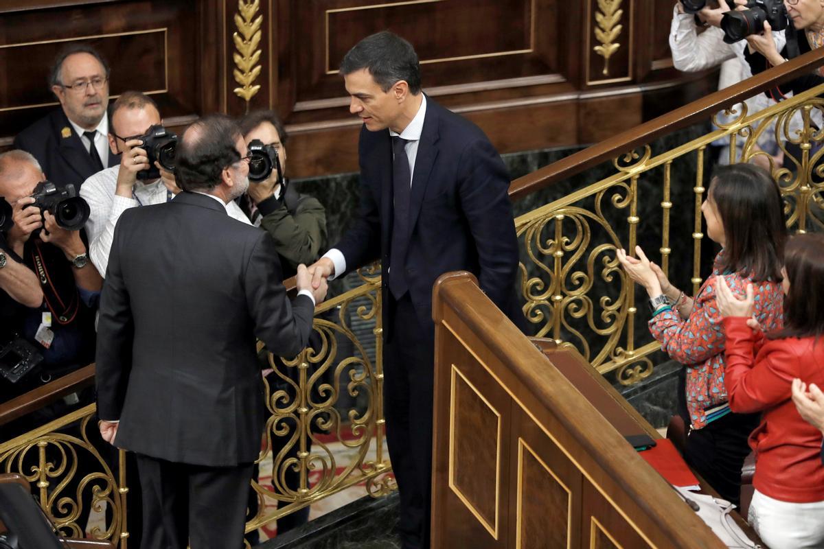 El expresidente Mariano Rajoy saluda a Pedro Sánchez durante la moción de censura. 