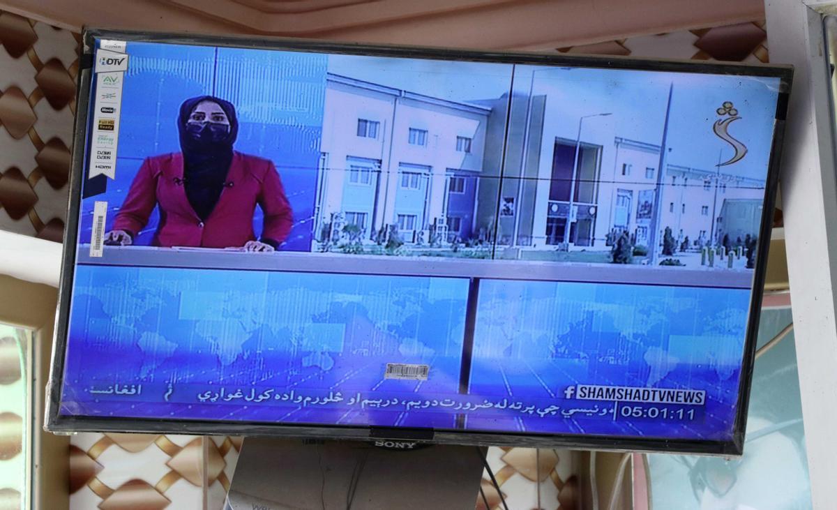 Las periodistas y presentadoras afganas están obligadas desde este domingo a aparecer conla cara tapada ante las cámaras.