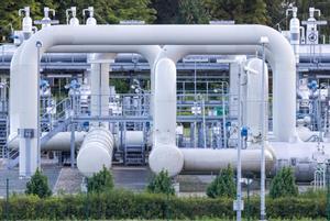 Mecklemburgo-Pomerania Occidental, Lubmin: Vista general de los sistemas de tuberías y dispositivos de cierre en la estación de recepción de gas del gasoducto Nord Stream 1 del Mar Báltico