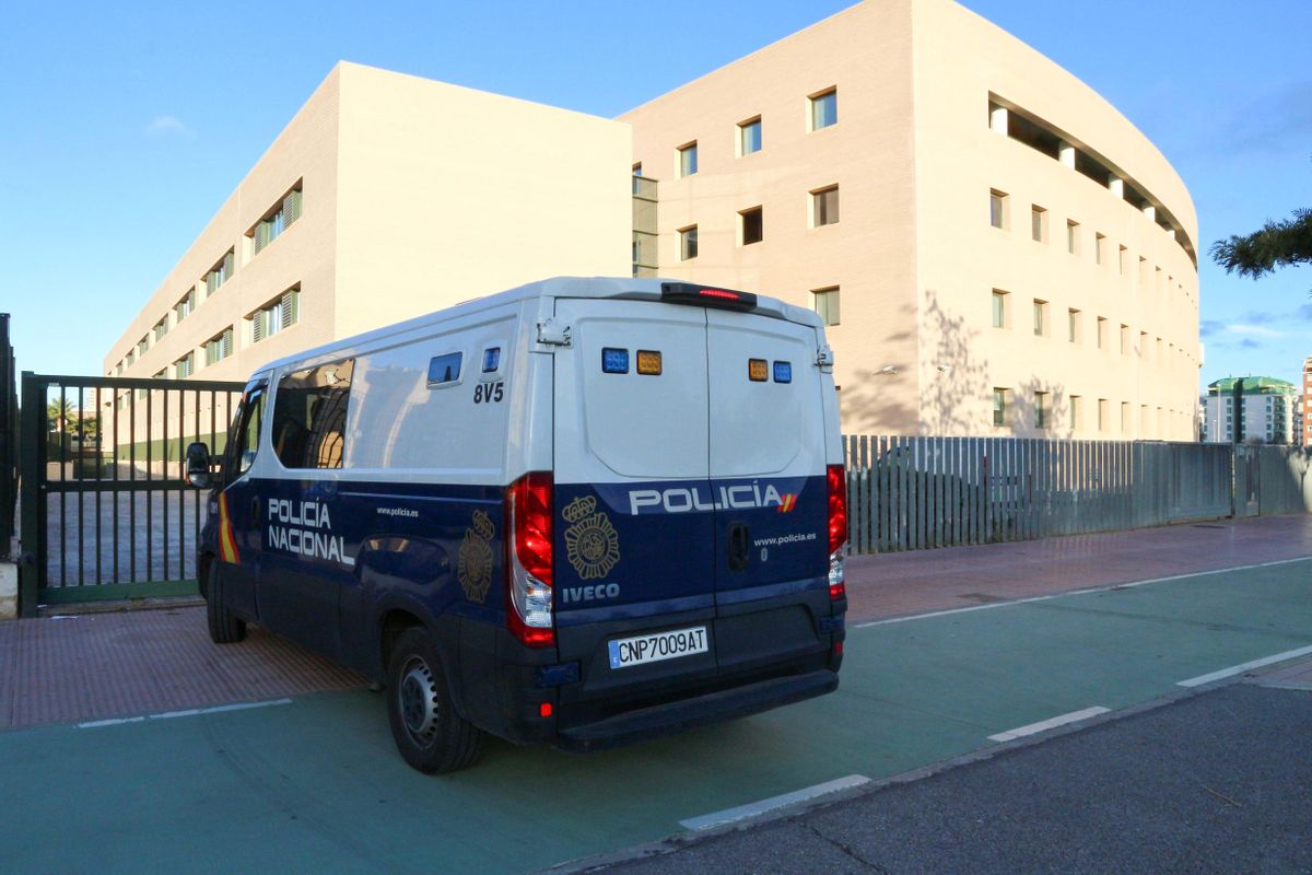 Furgones de la Policía Nacional en la Audiencia de Castellón Furgones de la Policía Nacional en la Audiencia de Castellón