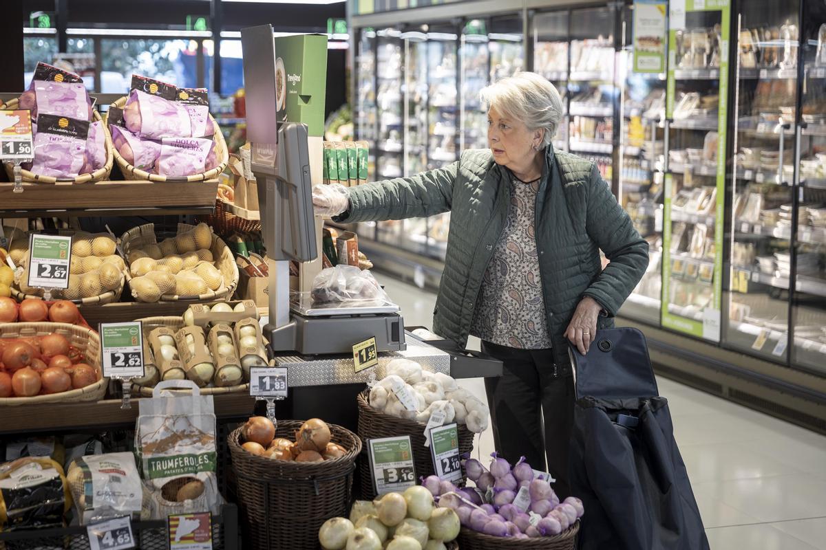 Una mujer realiza la compra en un supermercado de Barcelona.